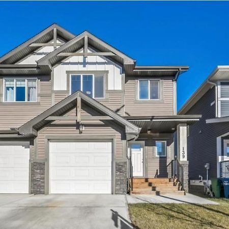 Beautiful And Spacious 1 Room In A Very Quiet Area Airdrie Bagian luar foto